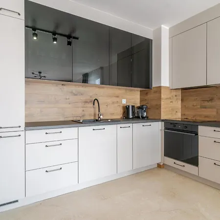 Silesia Royal By Bookinghost *