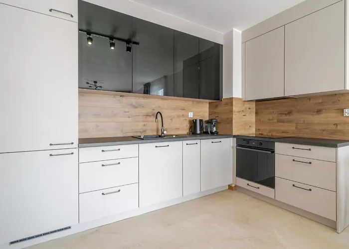 Silesia Royal By Bookinghost *